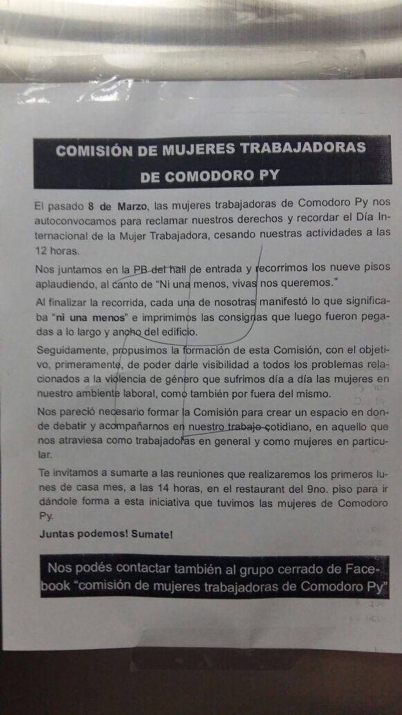 Escriben esvásticas sobre los carteles de la Comisión de Mujeres de Comodoro Py