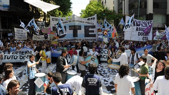 Con las paritarias estancadas, clase pública de los docentes porteños frente al Cabildo