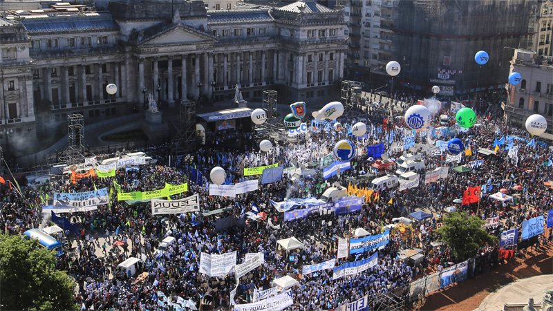 «El martes habrá un país en las calles»