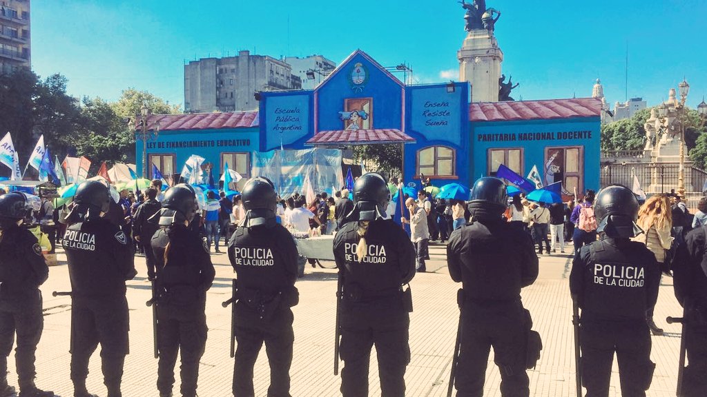 Amenazante, la policía rodeó a los docentes en la Escuela Itinerante