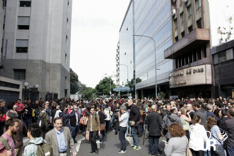 Los actores protestaron frente al INCAA