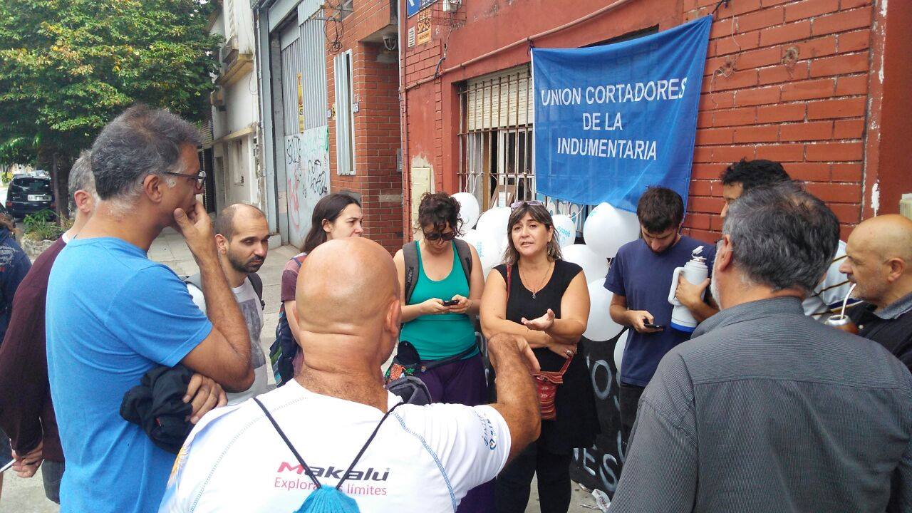 Trabajadores de la textil Globito resisten el desalojo