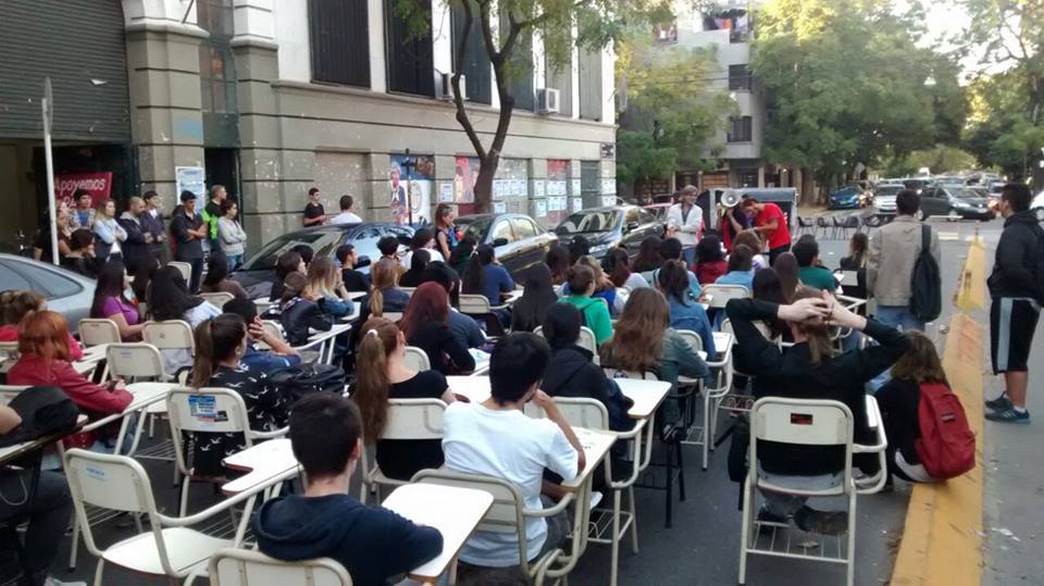 Los docentes universitarios profundizan los paros y llevan las clases públicas a Plaza de Mayo
