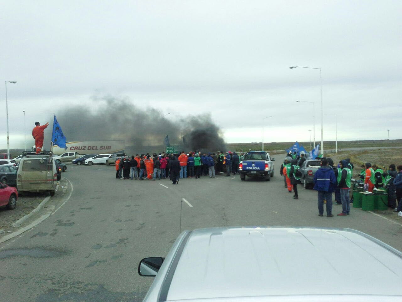 Estatales y petroleros lanzaron una ola de piquetes en Santa Cruz