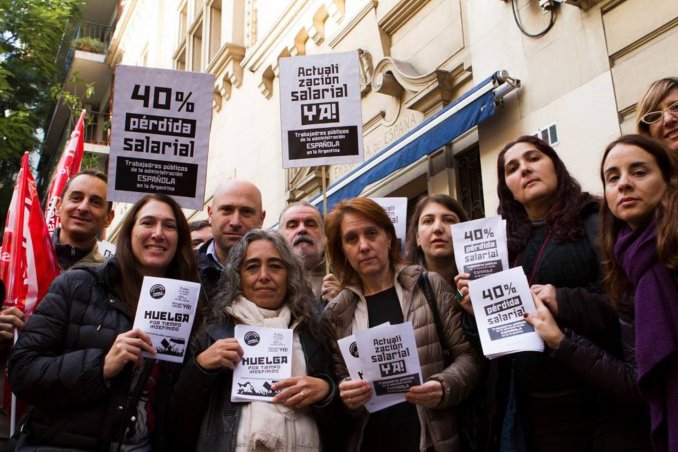 Paro en la embajada de España por aumento salarial