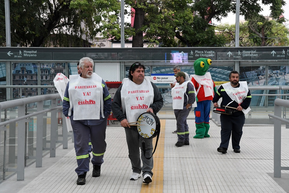 Batucadas en el subte por paritarias