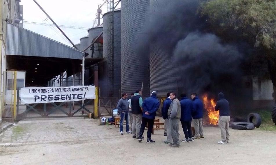 Paralizan un molino por deudas salariales con sus 90 empleados