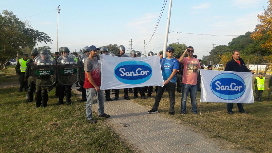 Trabajadores de SanCor quisieron acercarse a Macri pero la policía los apartó