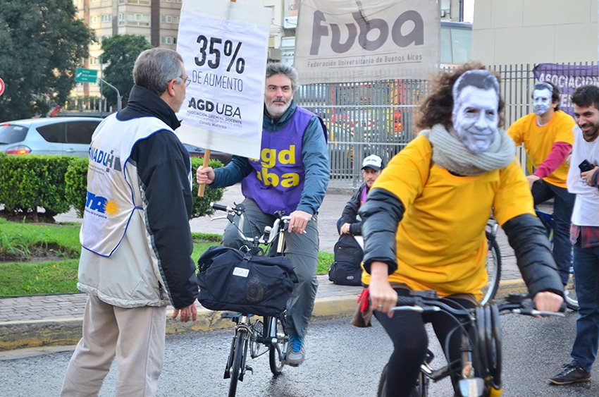 Bicicleteada de docentes de la UBA contra el ajuste