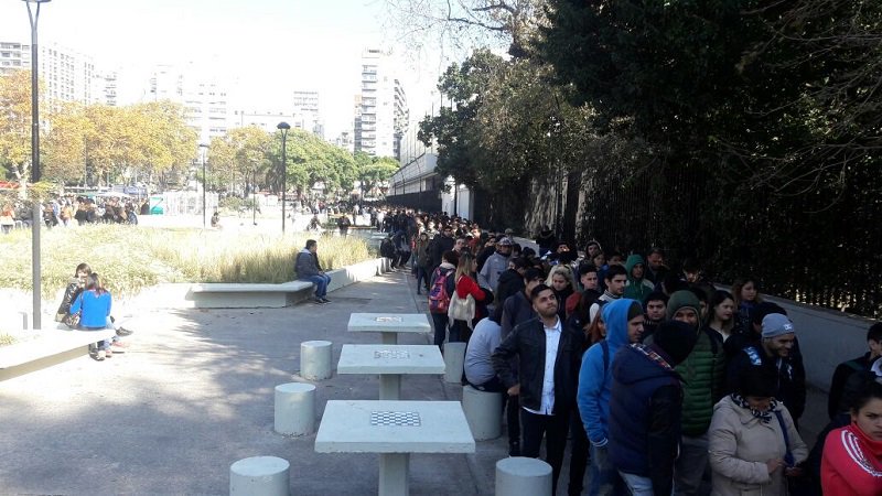 Miles de jóvenes hacen fila por una oportunidad laboral pero les ofrecen trabajar gratis