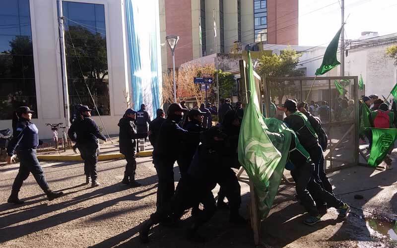 Represión y heridos en protesta de ATE en Viedma