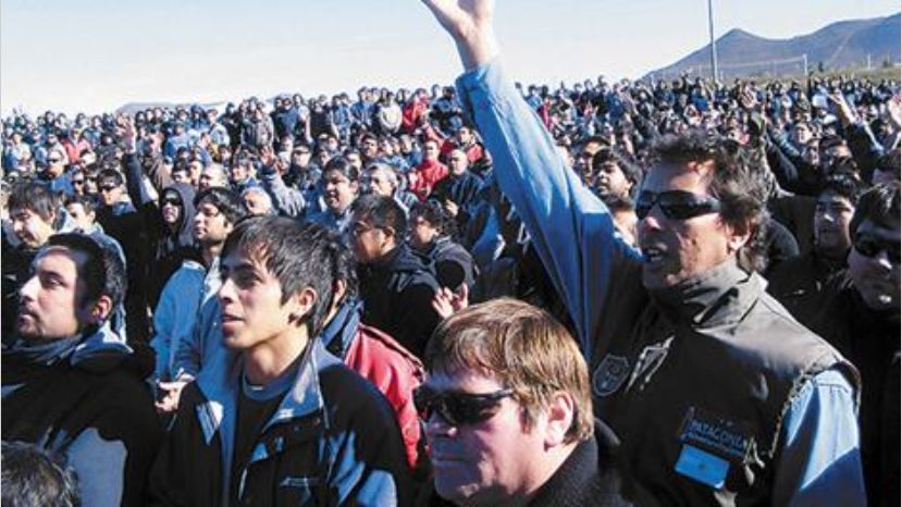 Rebelión de petroleros de Chubut contra sus dirigentes por la flexibilización laboral