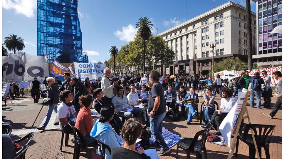 Los docentes universitarios van al paro toda la semana y lanzan su propia marcha blanca