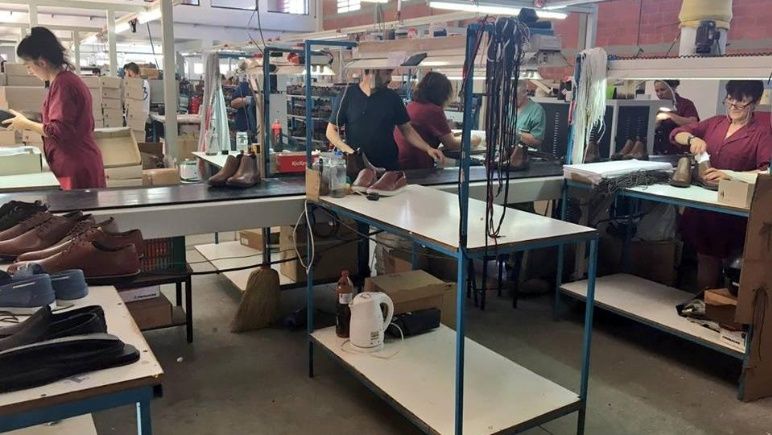 Crisis: retiros voluntarios y reducción de salarios en fábrica de calzado