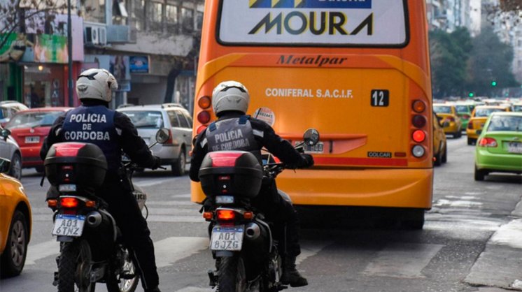 Levantan el paro de transporte en Córdoba, pero hay unos 200 despedidos