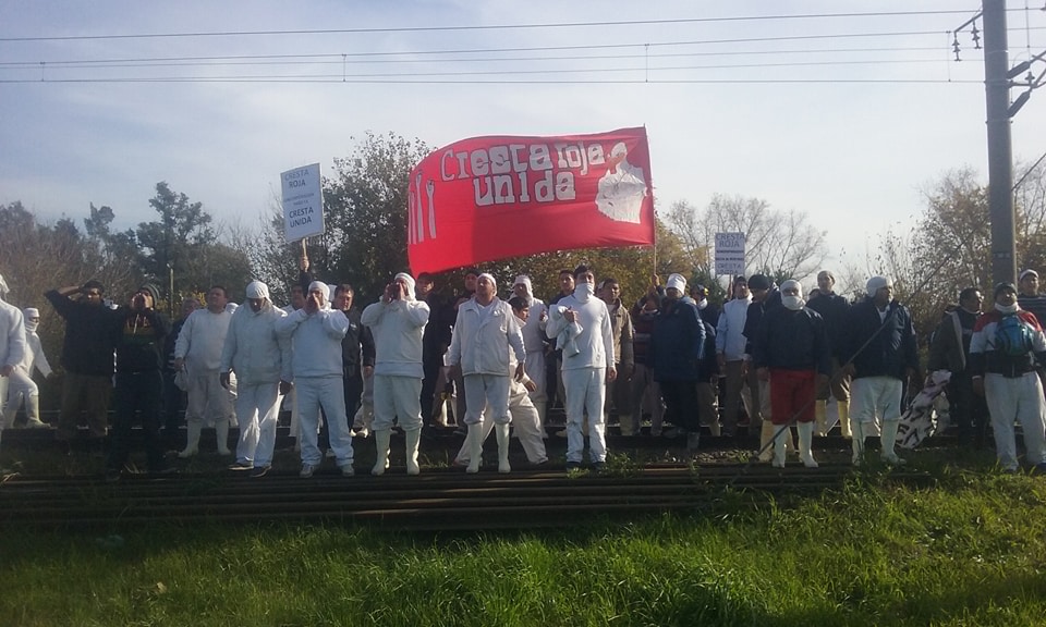 Tras un año de promesas incumplidas, trabajadores de Cresta Roja escracharon a Vidal