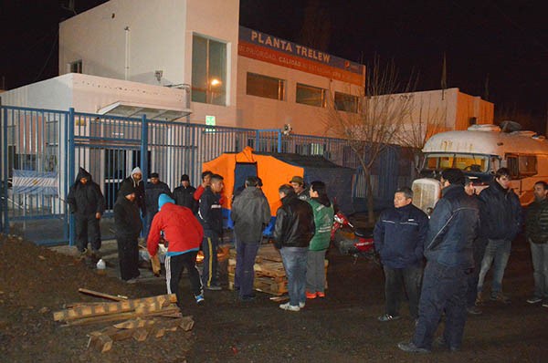 Comienzan un acampe para que Pepsi pague las indemnizaciones en Trelew