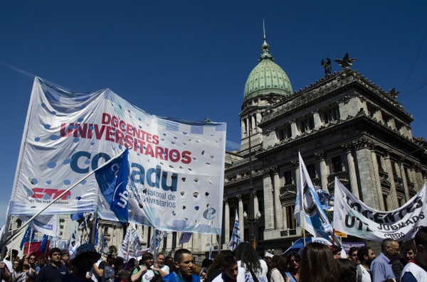 Sin convocatoria a paritarias, los docentes universitarios definirán mañana nuevos paros