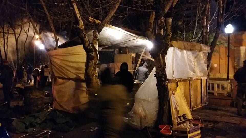 Docentes santacruceños acampan frente a la casa de Gobierno