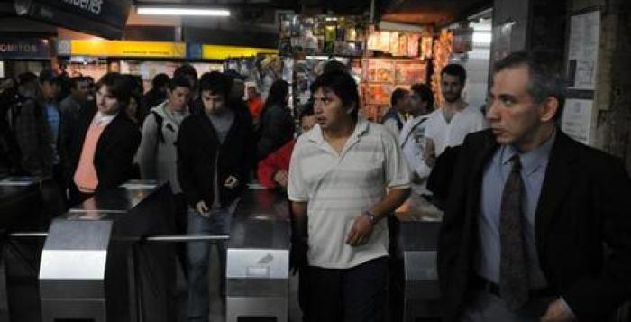 En reclamo de paritarias, trabajadores del subte levantarán molinetes