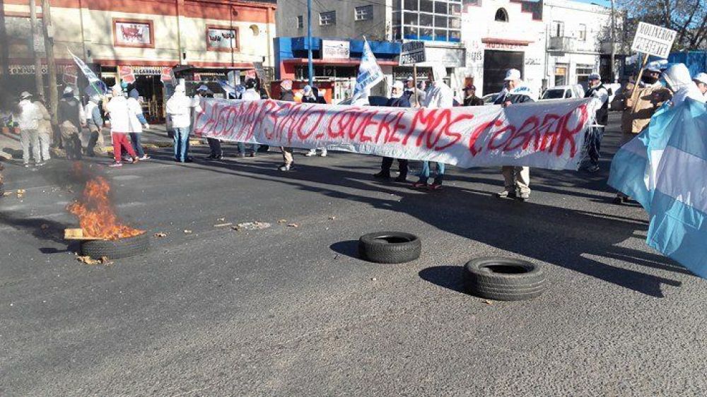 Los 60 obreros resisten el cierre de la harinera Andrés Lagomarsino