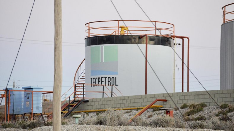 Tecpetrol anunció más de 300 despidos y militarizó su yacimiento en Chubut