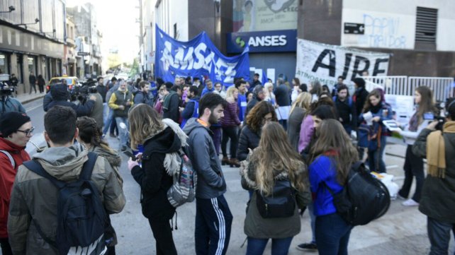 Docentes y estudiantes santafesinos reclamaron la restitución del Plan Progresar