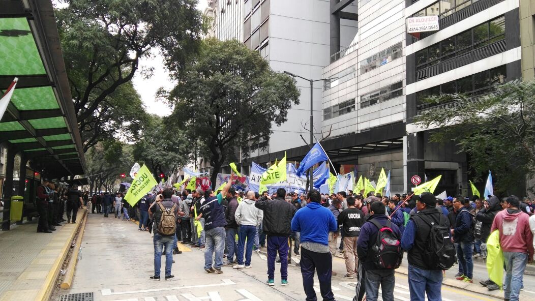 Obreros de Atucha marcharon a Trabajo y Triaca se encargó de ratificar los despidos