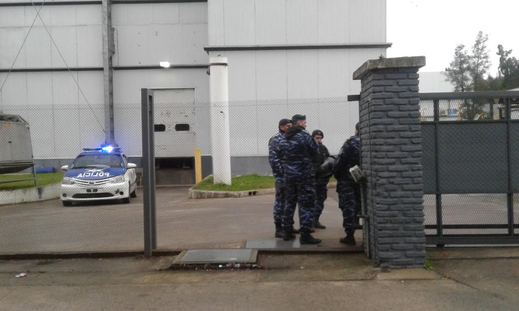 Mientras protestan por los despidos, Cresta Roja cerró hoy preventivamente sus dos plantas