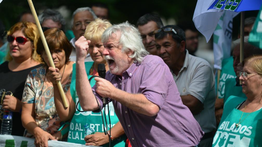 Mestre profundiza su pelea con los gremios y jubila por decreto al líder de los municipales