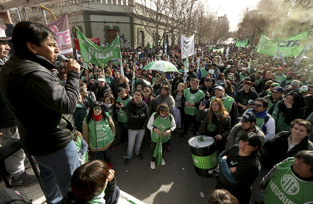 Con una contundente movilización, crece el conflicto estatal neuquino