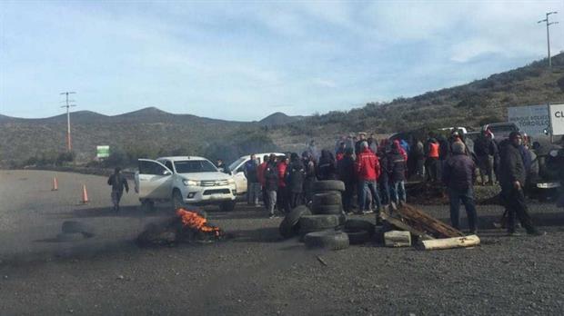 Denuncian disparos contra los operarios que toman el yacimiento de Tecpetrol