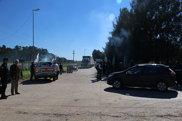 Camioneros bloquearon Baggio por despidos en una distribuidora
