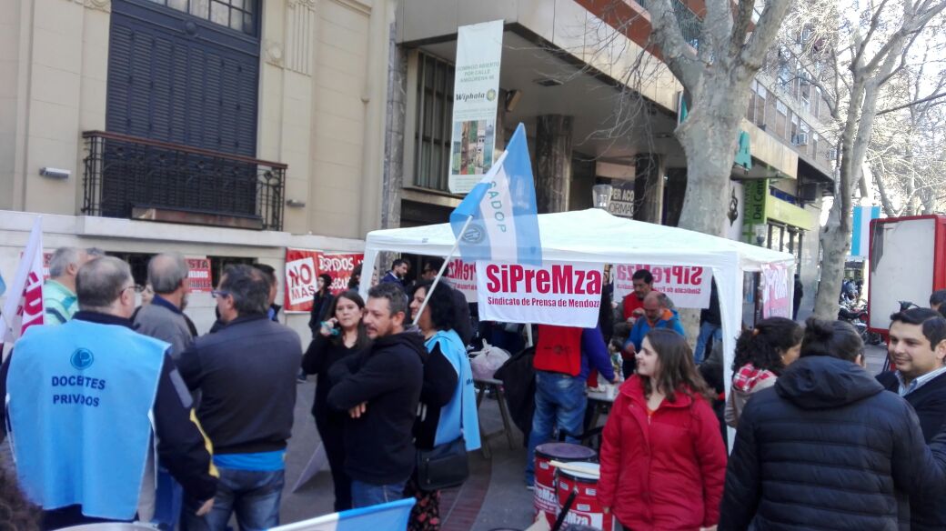 Instalan una carpa para reclamar contra despidos en el Diario Los Andes