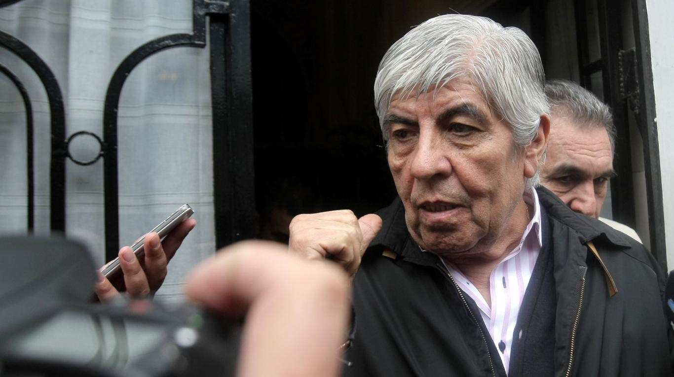 Reaparece Moyano para subir la presión de Camioneros sobre los bancos y el Correo Argentino