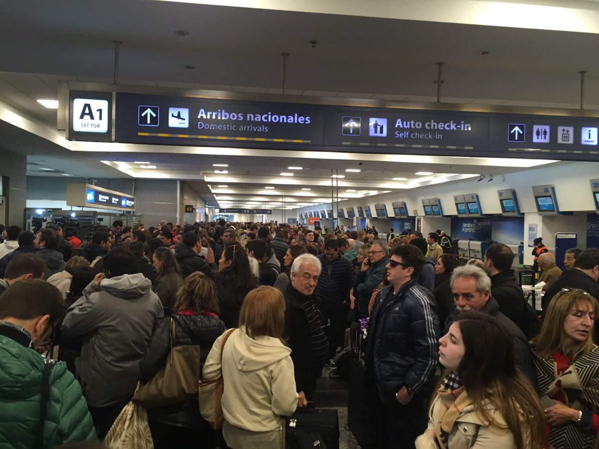 Más de 30 vuelos cancelados por la protesta de los aeronáuticos