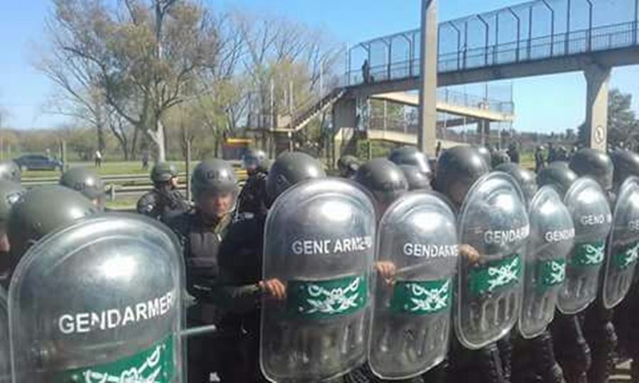 Represión a los trabajadores de Cresta Roja