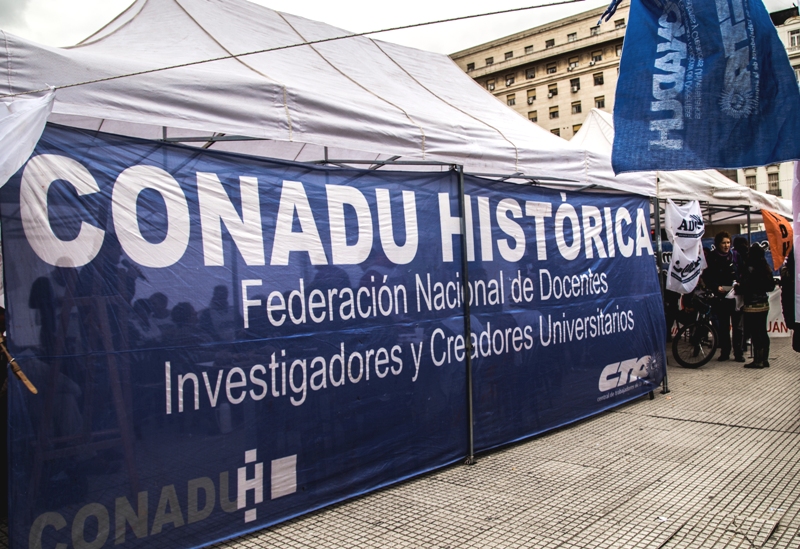 La Conadu Histórica instala una carpa contra el ajuste en la ciencia y en las universidades