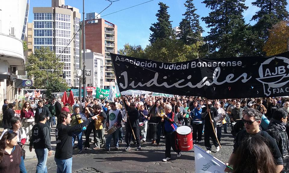 Para quebrar la resistencia, ordenan descontar los días de paro a los judiciales bonaerenses