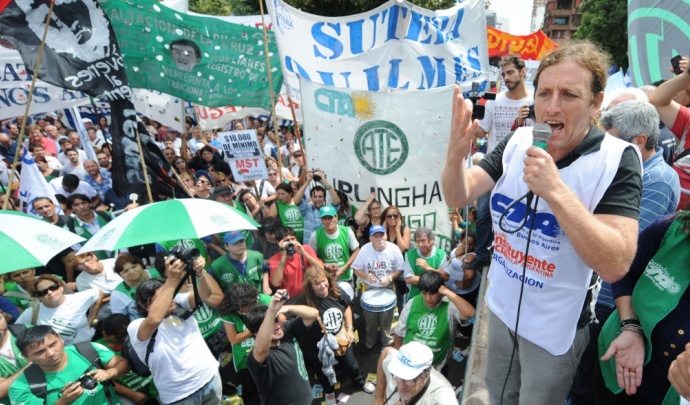 Estatales marchan a la gobernación por paritarias y contra el techo salarial del 10% de Vidal