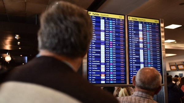 Aeronáuticos resisten el techo salarial y ya hay demoras y cancelaciones de vuelos
