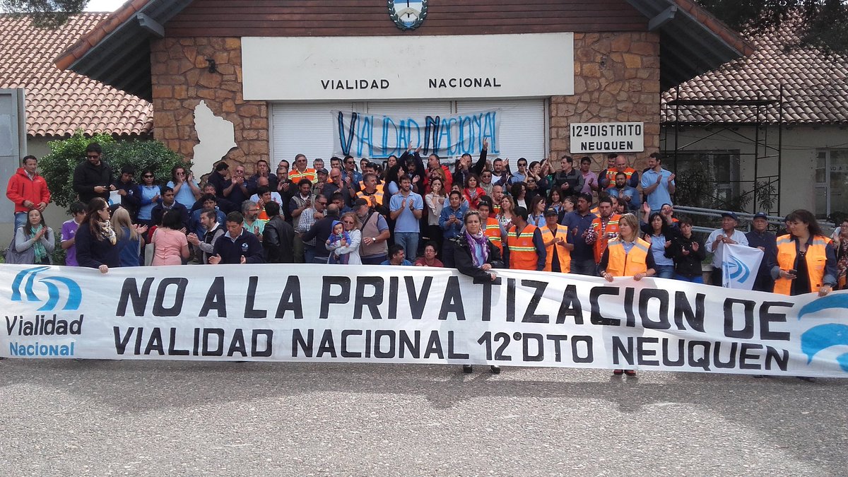 Abrazo al edificio de Vialidad Neuquén contra la privatización del organismo