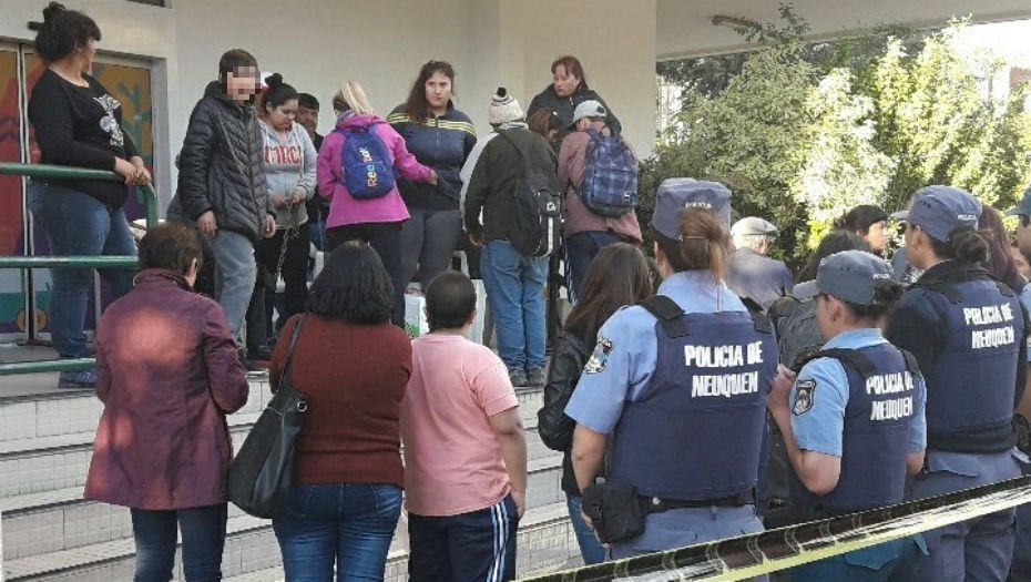 Despedidas neuquinas amenazaron con prenderse fuego en la Municipalidad