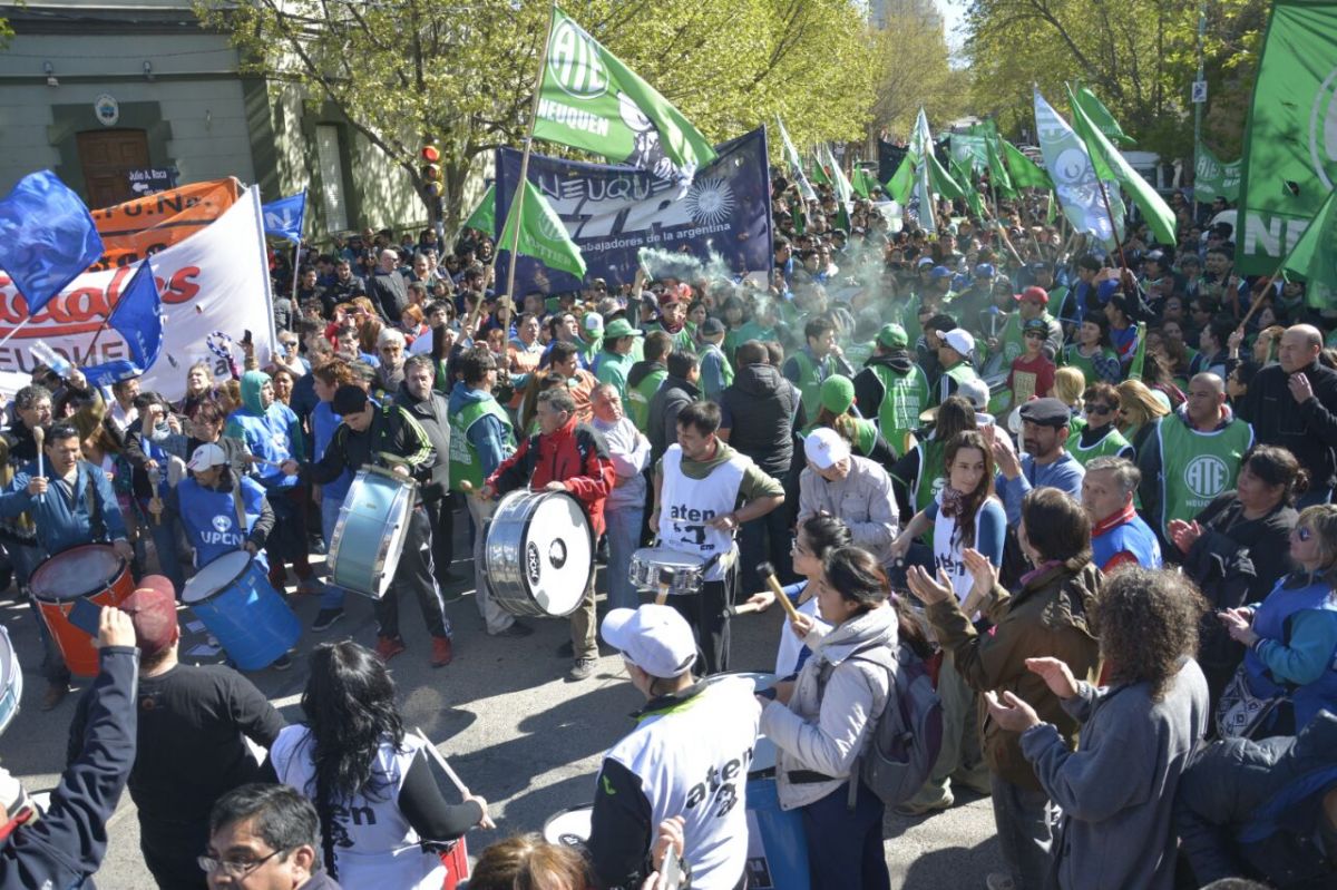 Disconfomes con el cálculo de actualización salarial, docentes y estatales neuquinos van al onflicto