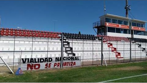 El reclamo contra la privatización de Vialidad llegó a las canchas