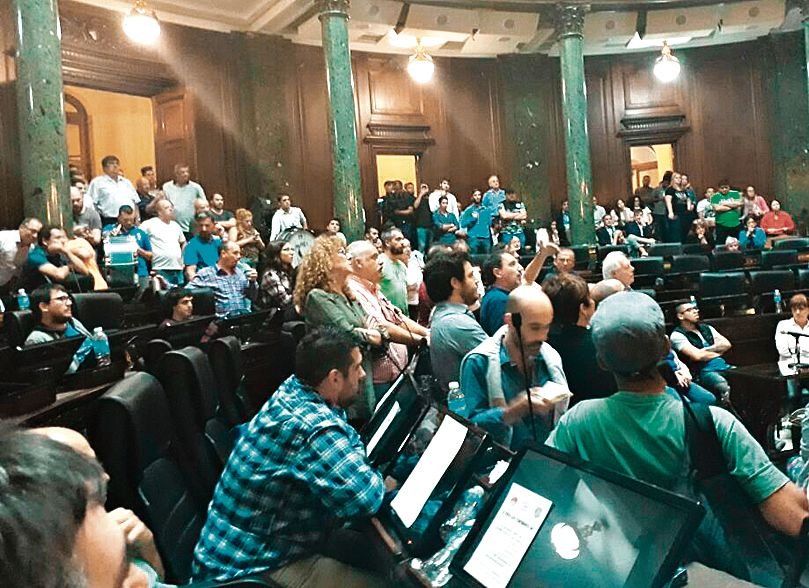 Estatales coparon la legislatura porteña para pedir que se active la cláusula gatillo