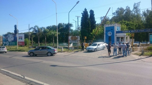 Caravana de empleados de fábrica militar contra los despidos