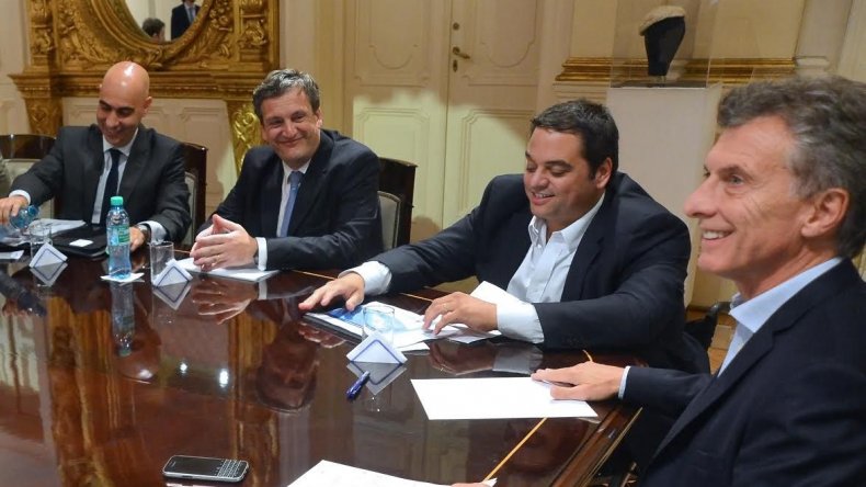 El Gobierno ratifica su plan de paritarias a la baja
