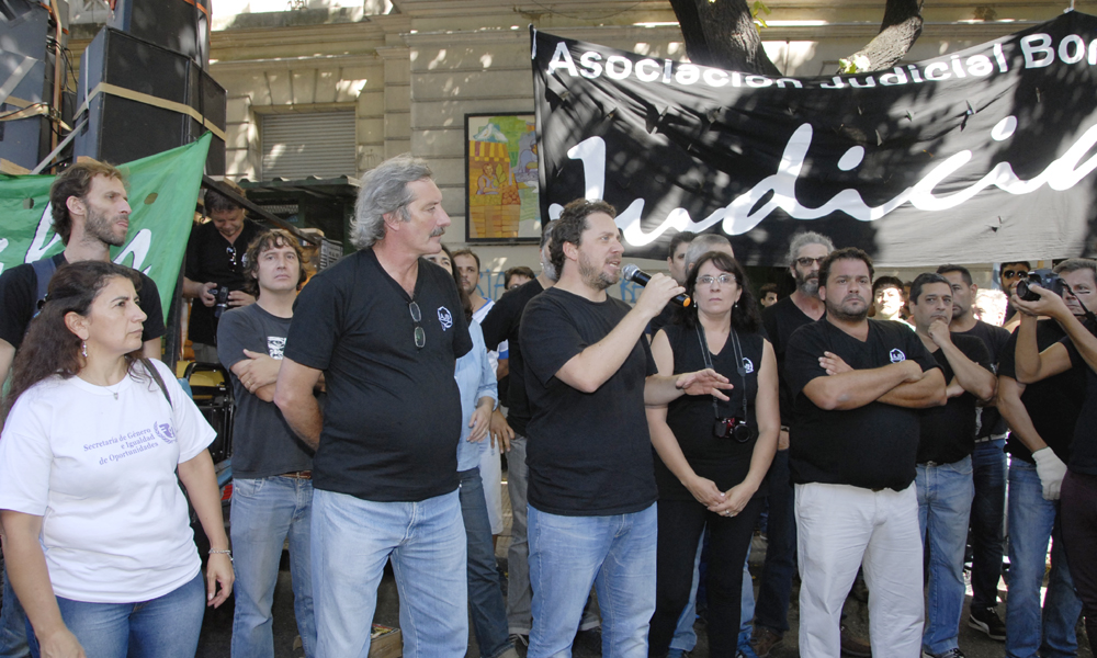 Contra los descuentos de Vidal, paran y marchan los judiciales