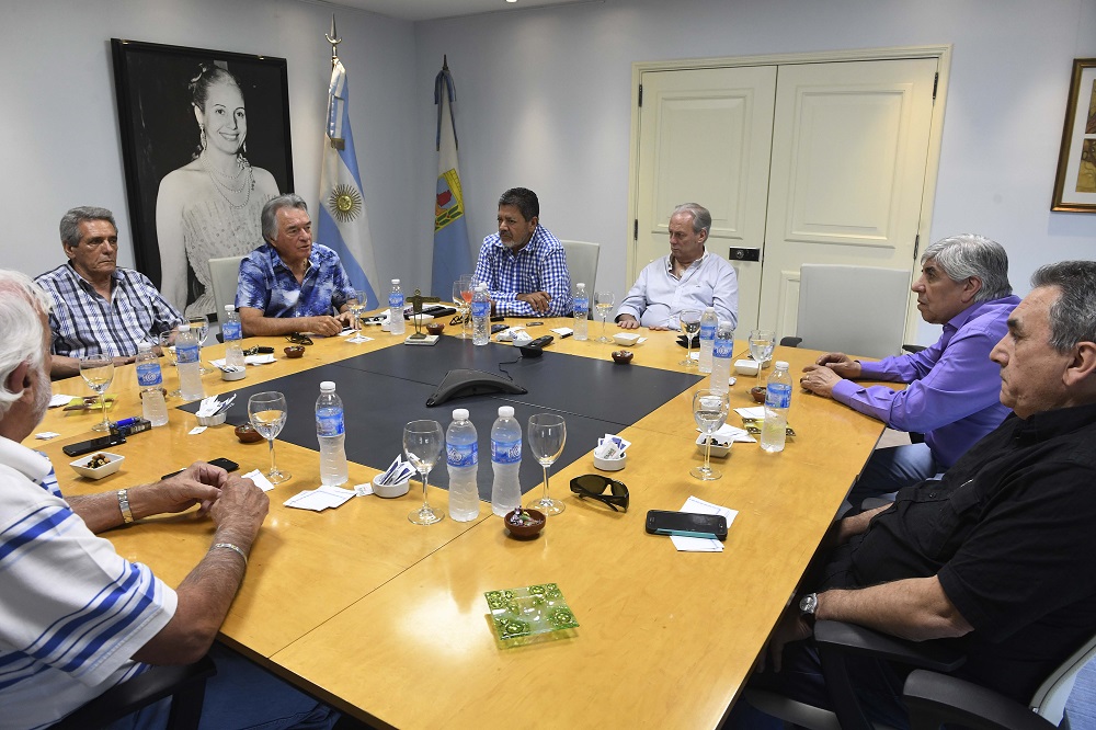 Una cumbre con Moyano y Barrionuevo le dio vida al triunvirato para pasar el verano